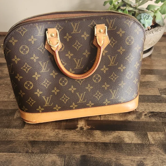 Louis Vuitton Alma Monogram - Picture 2 of 15